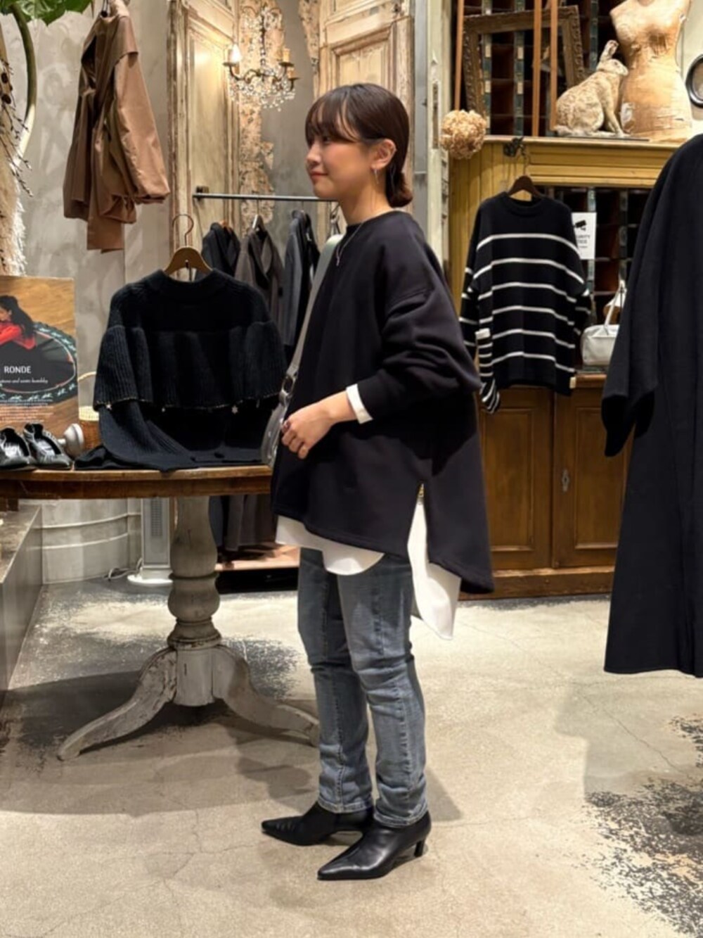 ブルー系のデニムパンツ、ホワイト系のシャツ/ブラウス、ブルー系のTシャツ/カットソーを着用したレディースの冬コーディネートの3枚目の写真