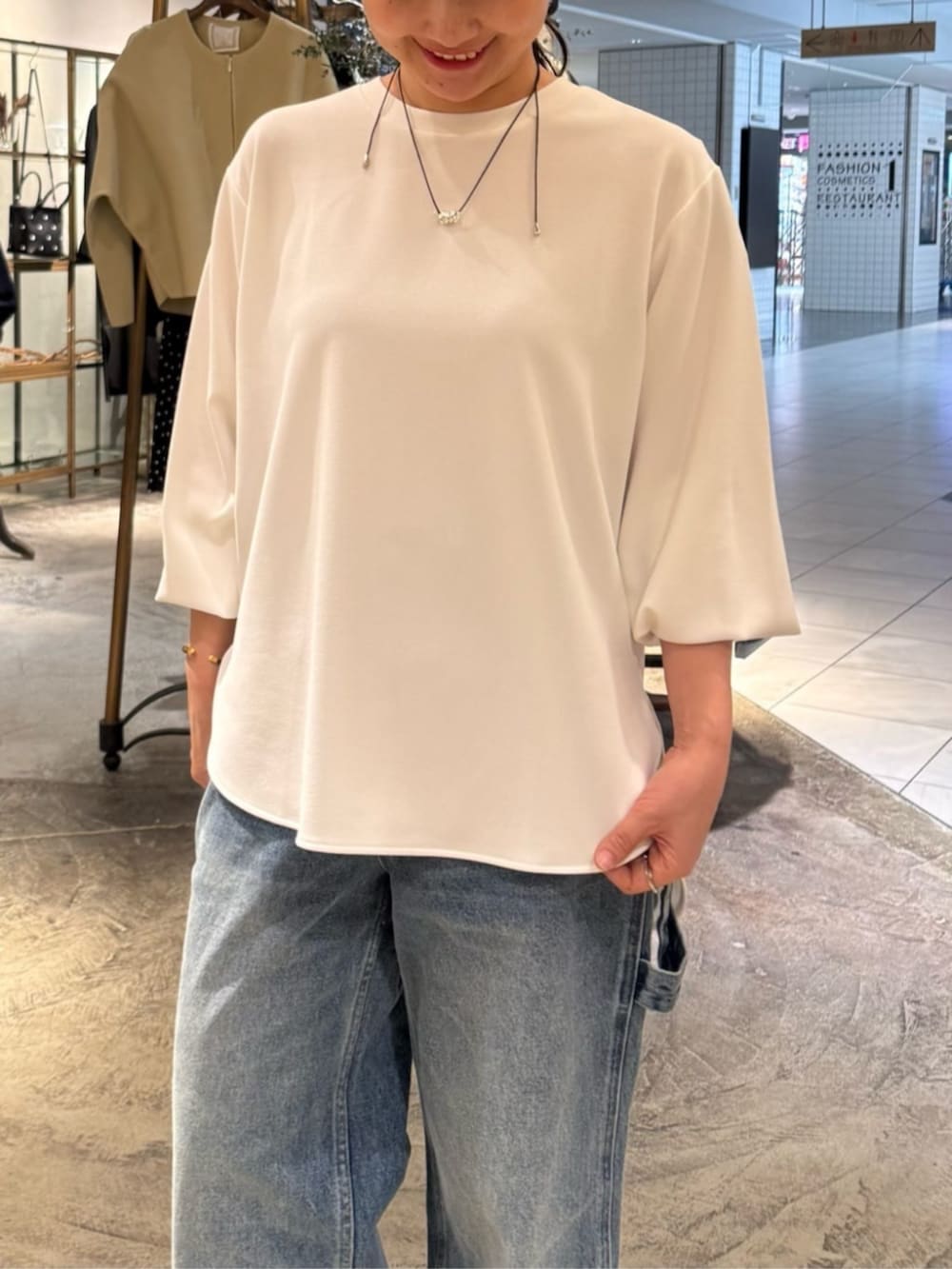 ホワイト系のシャツ/ブラウス、ブラック系のショルダーバッグ、ブルー系のその他パンツを着用したレディースの春コーディネートの10枚目の写真