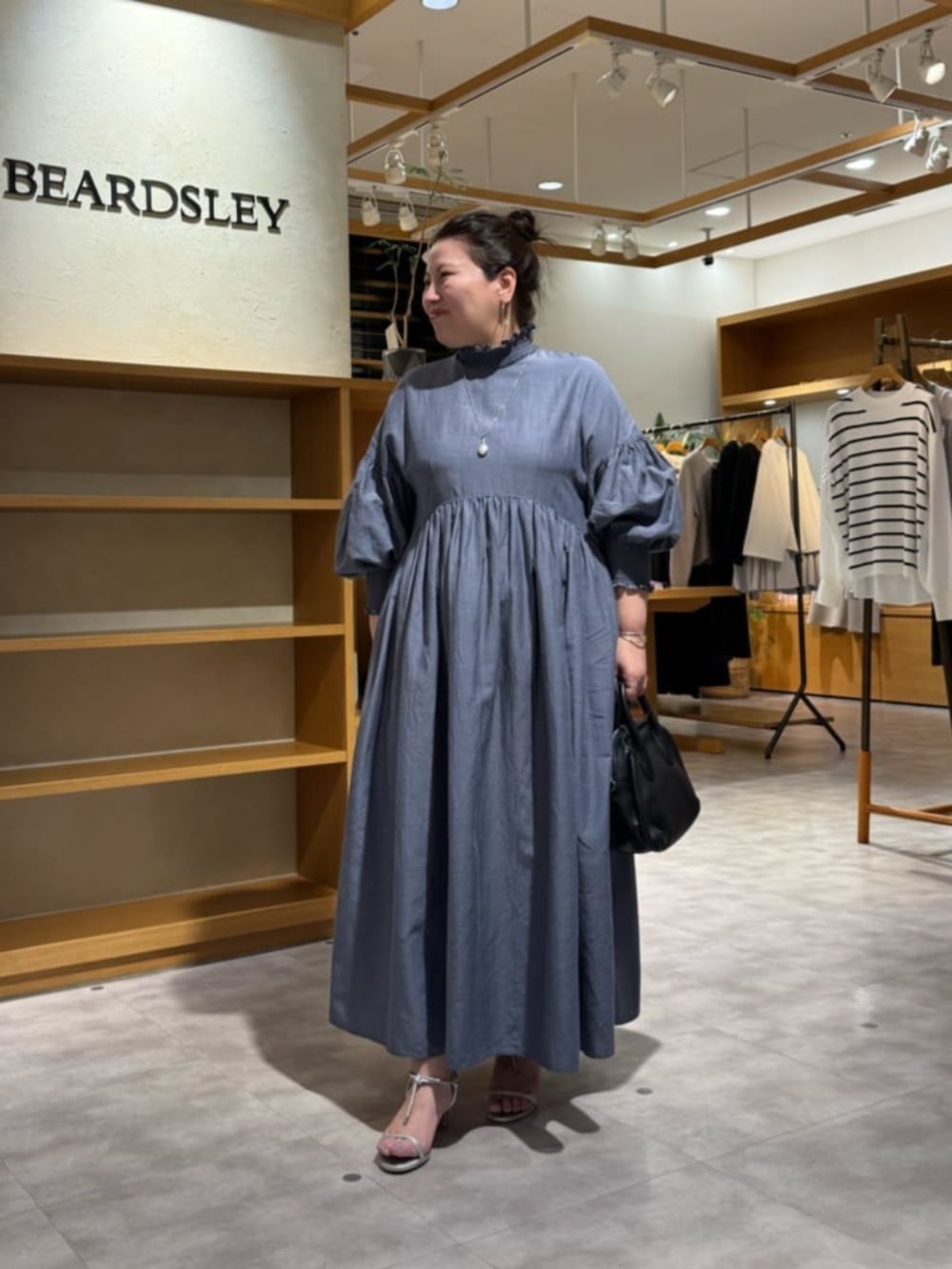 グレー系のワンピースを着用したレディースの冬コーディネートの3枚目の写真