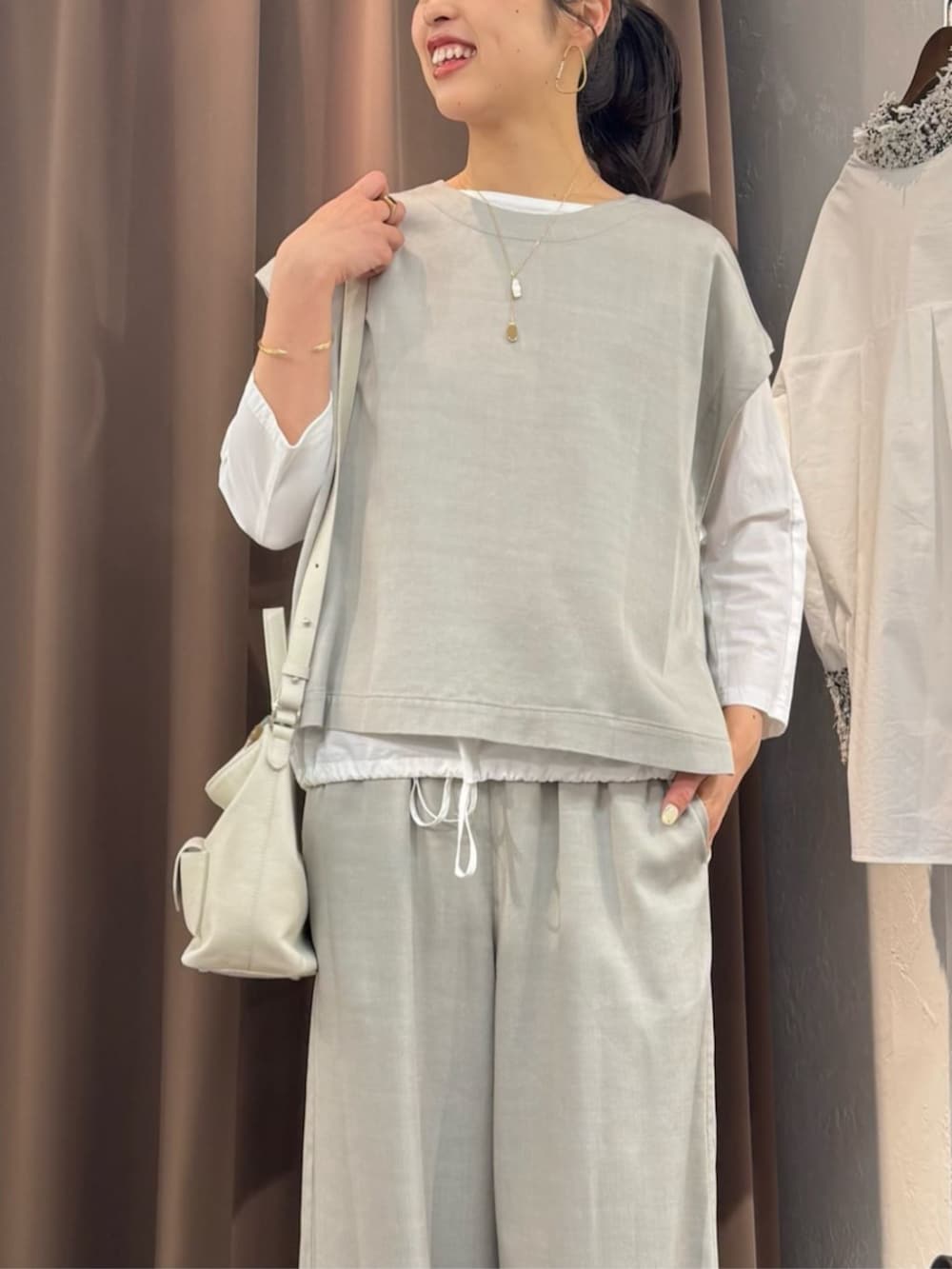 グレー系のシャツ/ブラウス、ホワイト系のトートバッグ、ホワイト系のシャツ/ブラウスを着用したレディースの春コーディネートの6枚目の写真