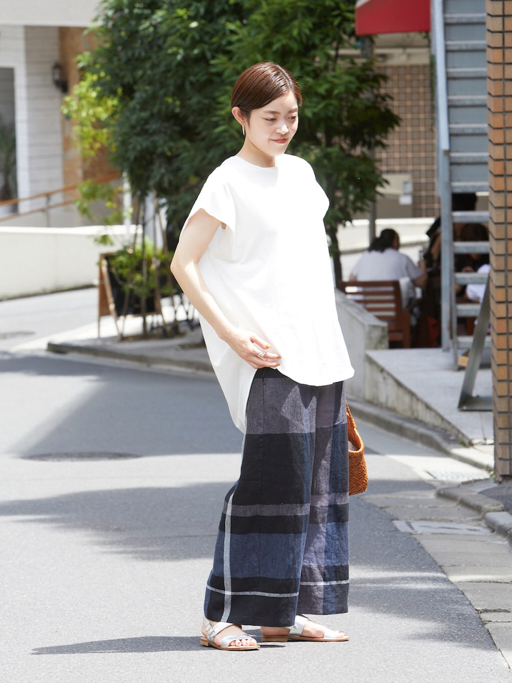 「シンプルコーデ、オトナ女子、オトナカジュアル、夏、パンツスタイル、ootd、夏コーデ」｜「BEARDSLEYの後ろ布帛カットソー（Tシャツ/カットソー、ホワイト系）」を使った、BEARDSLEYさん（レディース・160cm）の夏コーディネートの4枚目の写真