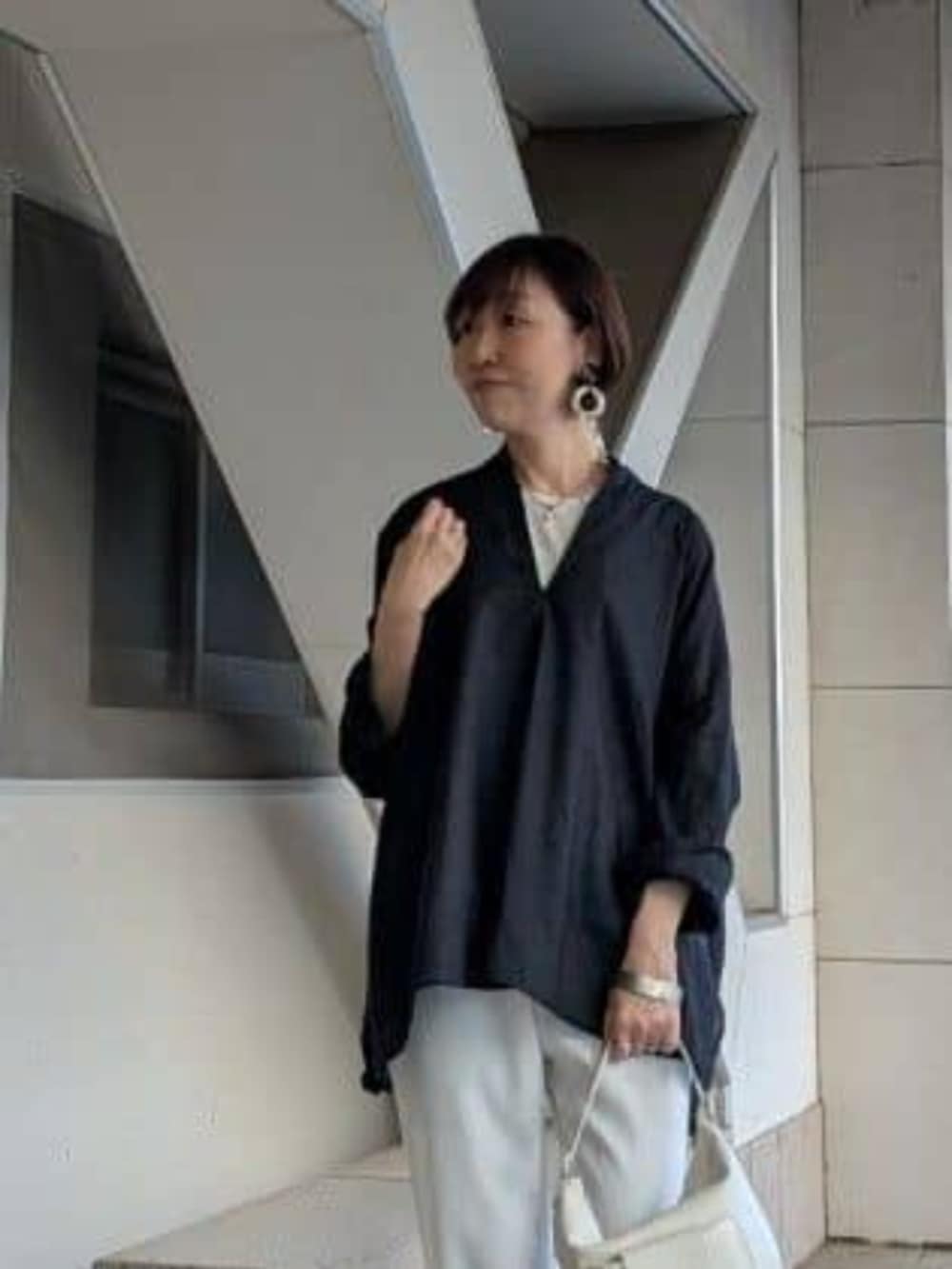 ホワイト系のその他パンツ、ブラック系のシャツ/ブラウスを着用したレディースの春コーディネートの4枚目の写真