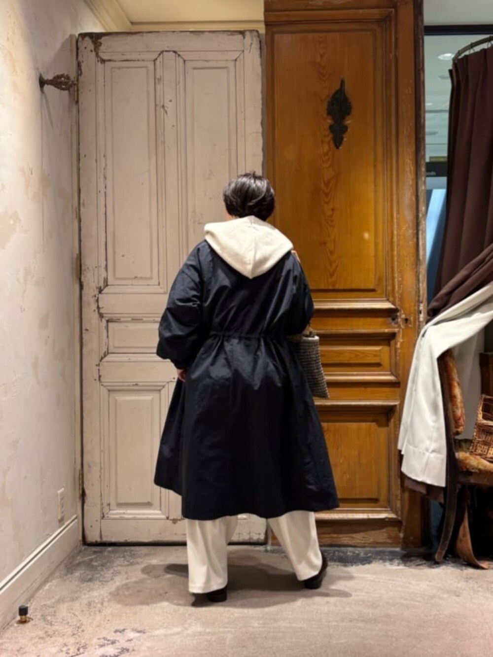 ホワイト系のパーカー、ホワイト系のその他パンツ、ブルー系のその他アウターを着用したレディースの冬コーディネートの6枚目の写真