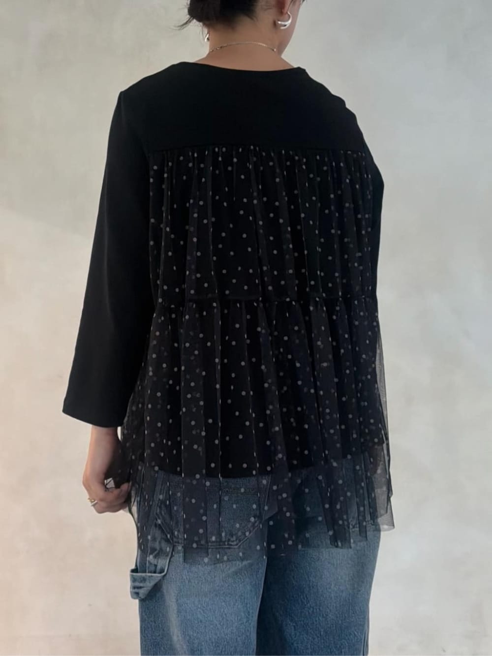 グレー系のボストンバッグ、ブラック系のTシャツ/カットソー、ブルー系のデニムパンツを着用したレディースの夏コーディネートの5枚目の写真