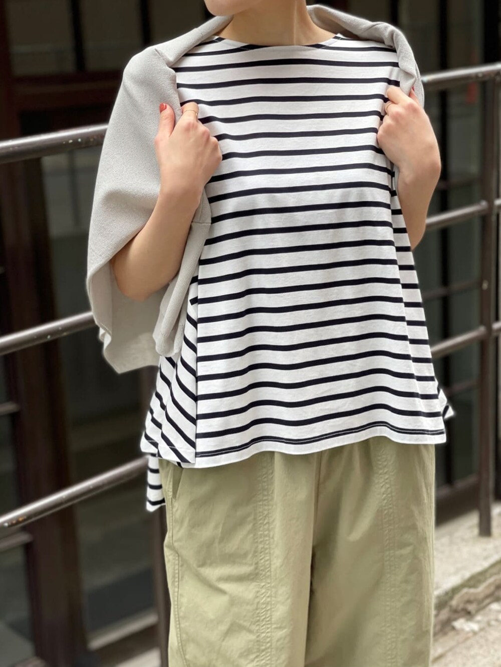 グレー系のカーディガン/ボレロ、ホワイト系のTシャツ/カットソー、グリーン系のその他パンツを着用したレディースの春コーディネートの3枚目の写真