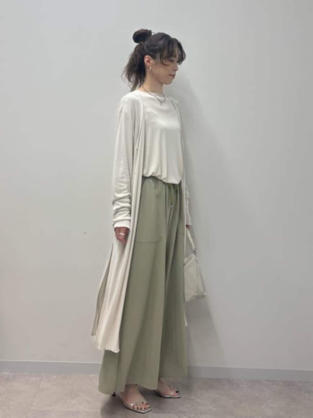 グリーン系のその他パンツ、ホワイト系のTシャツ/カットソー、ホワイト系のTシャツ/カットソーを着用したレディースの春コーディネートの4枚目の写真