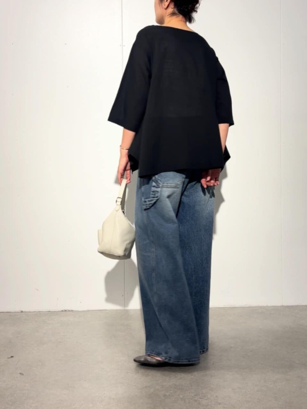 ホワイト系のトートバッグ、ブルー系のその他パンツ、ブラック系のシャツ/ブラウスを着用したレディースの春コーディネートの5枚目の写真