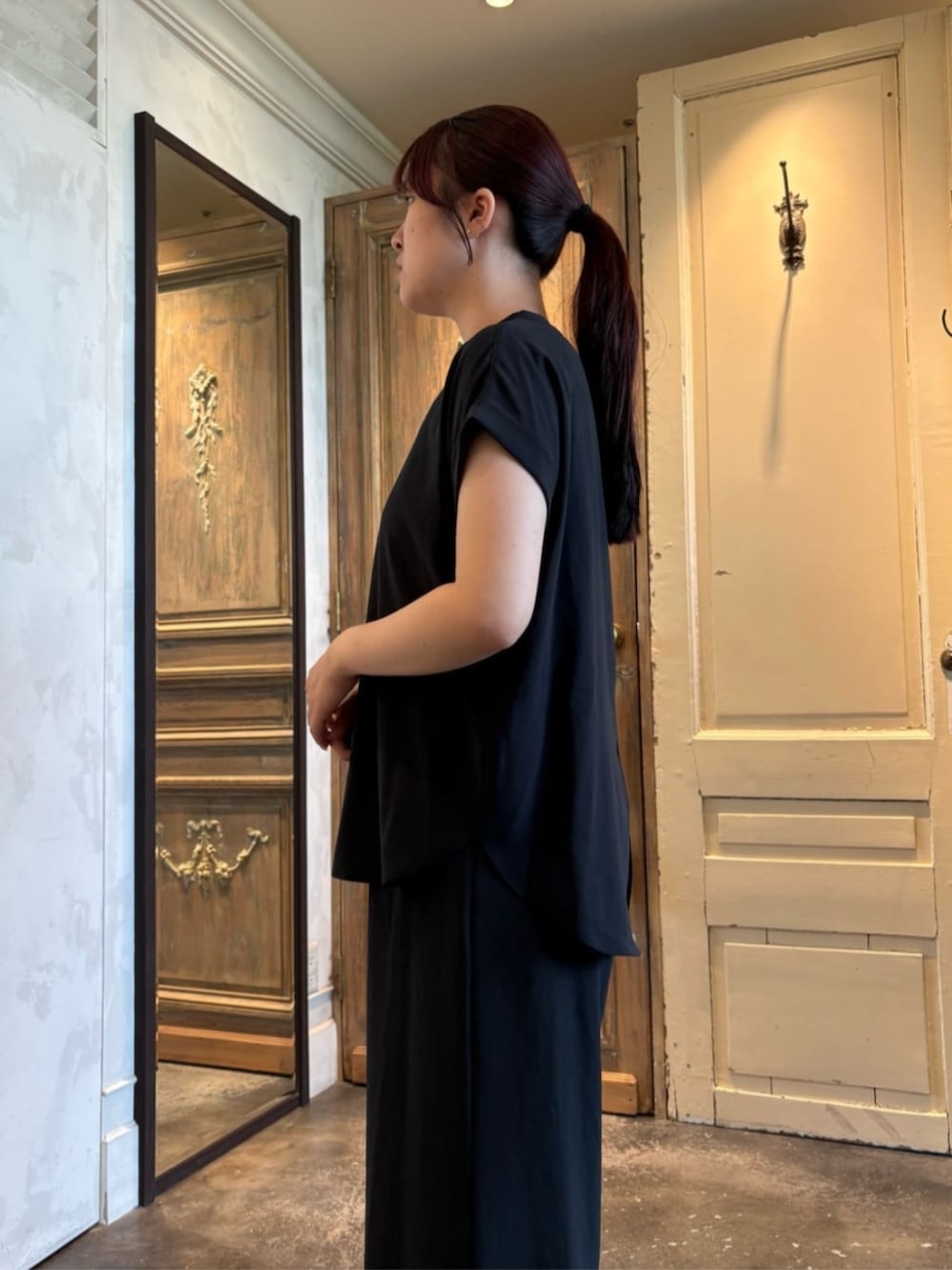 ブルー系のシャツ/ブラウス、ブルー系のその他パンツを着用したレディースの春コーディネートの4枚目の写真