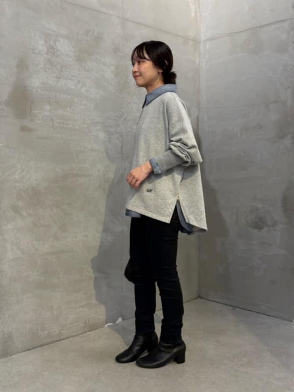 ブラック系のその他パンツ、ブルー系のシャツ/ブラウス、グレー系のTシャツ/カットソーを着用したレディースの夏コーディネートの2枚目の写真