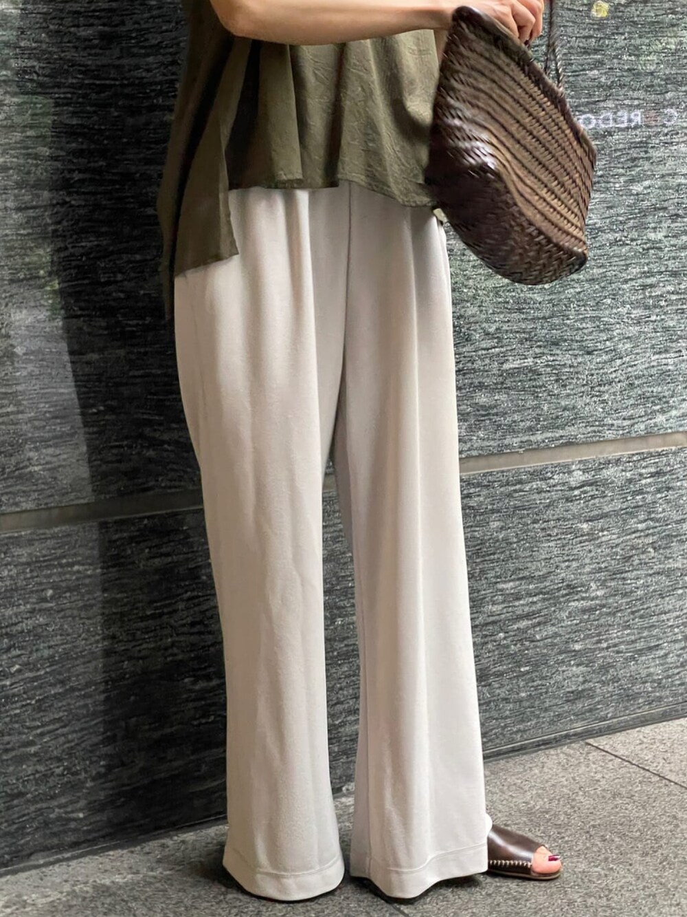 グリーン系のシャツ/ブラウス、グレー系のその他パンツ、ブラウン系のサンダルを着用したレディースの夏コーディネートの5枚目の写真