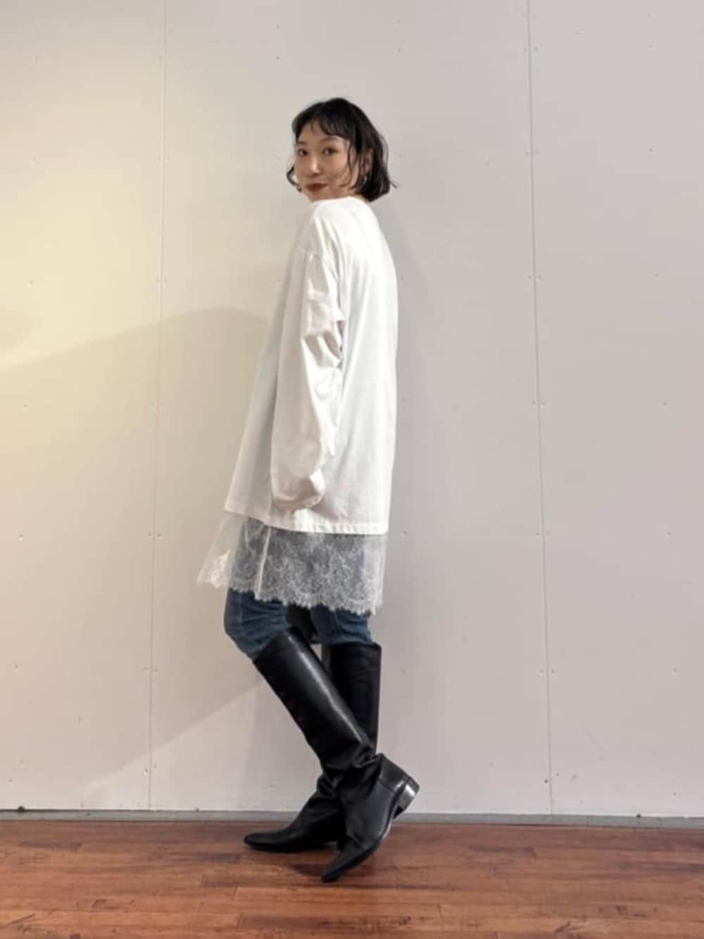 ブルー系のデニムパンツ、グレー系のトートバッグ、ホワイト系のTシャツ/カットソーを着用したレディースの秋コーディネートの7枚目の写真