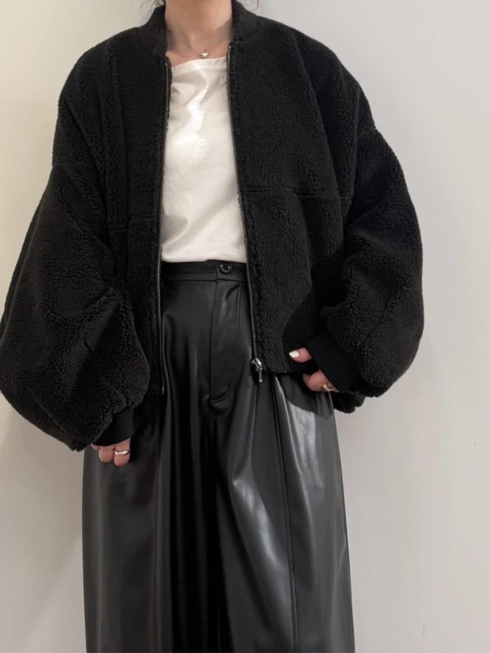 ブラック系のその他パンツ、ブラック系のその他アウターを着用したレディースの秋コーディネートの3枚目の写真