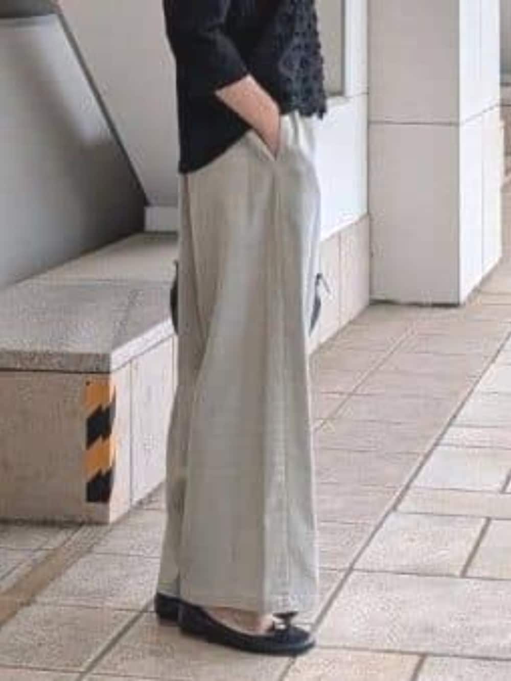 グレー系のその他パンツ、ホワイト系のTシャツ/カットソーを着用したレディースの夏コーディネートの7枚目の写真