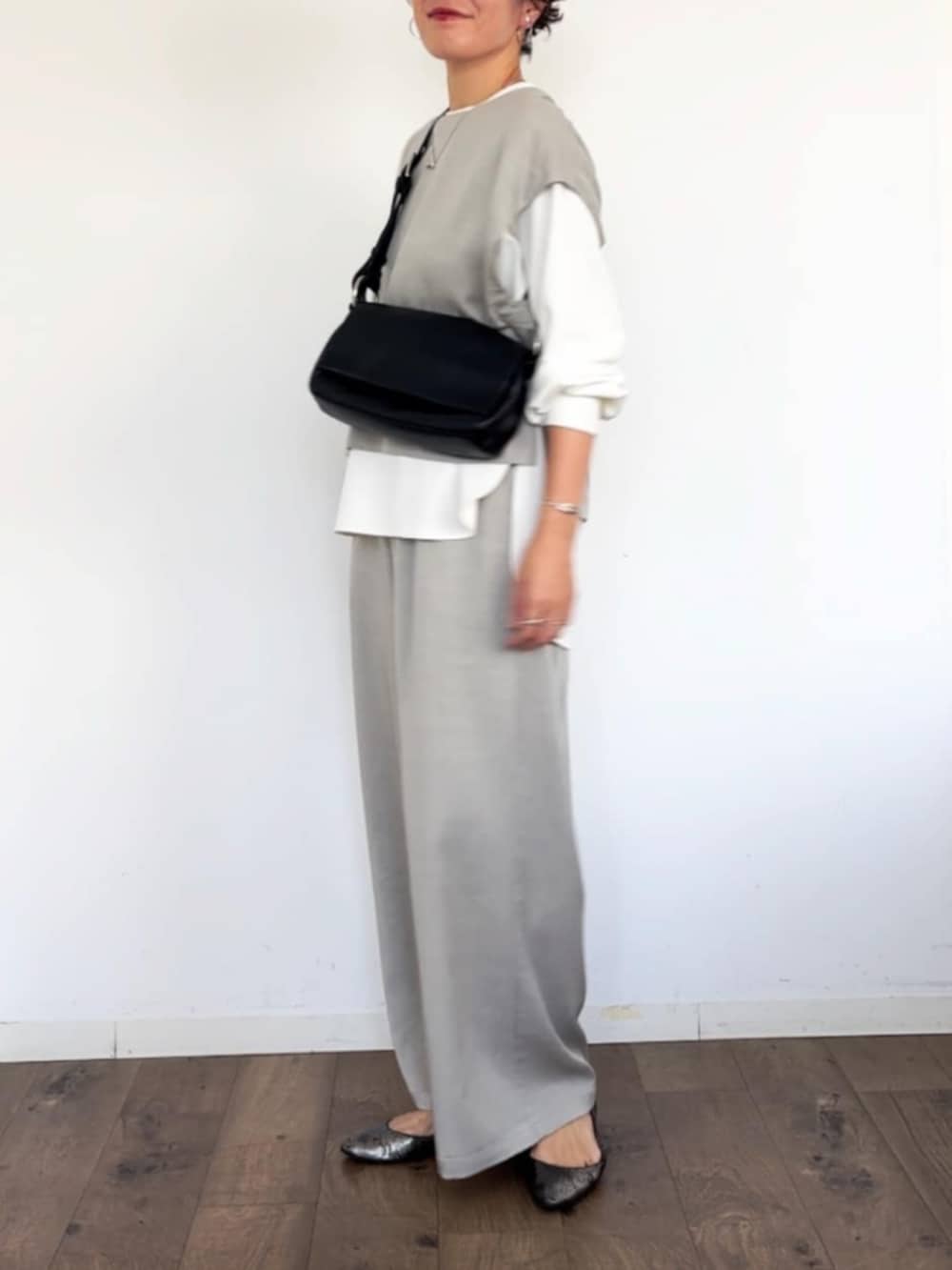 グレー系のシャツ/ブラウス、ホワイト系のシャツ/ブラウス、グレー系のその他パンツを着用したレディースの冬コーディネートの4枚目の写真