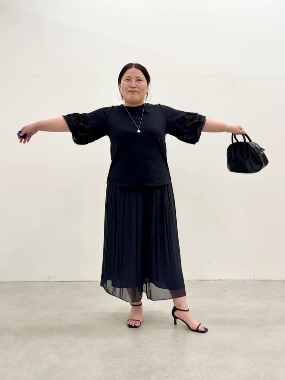 ブラック系のその他パンツ、ブラック系のTシャツ/カットソーを着用したレディースの春コーディネートの4枚目の写真