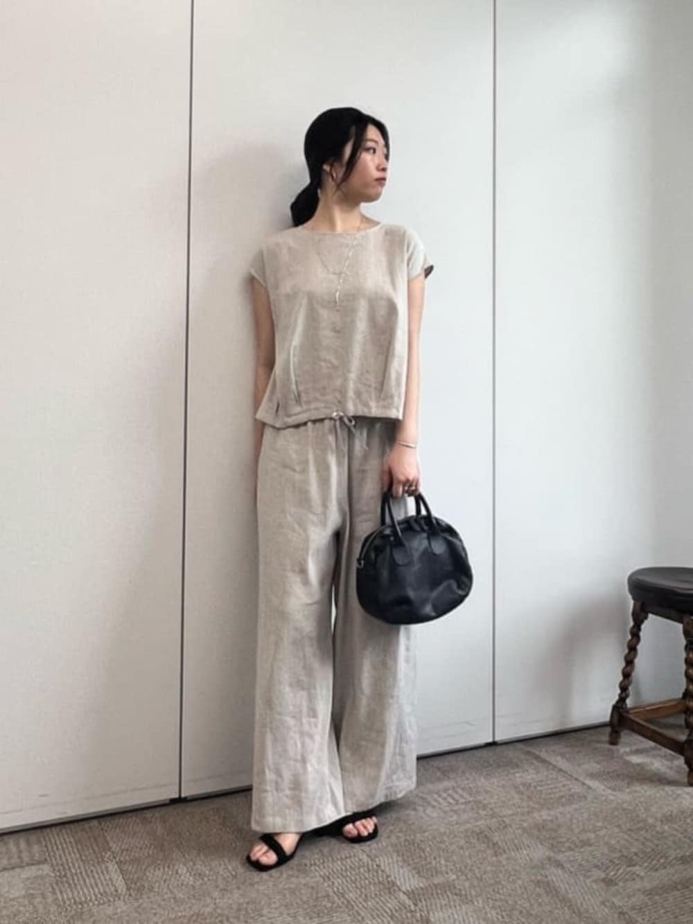 ブラック系のボストンバッグ、ホワイト系のシャツ/ブラウス、ベージュ系のシャツ/ブラウスを着用したレディースの冬コーディネートの4枚目の写真