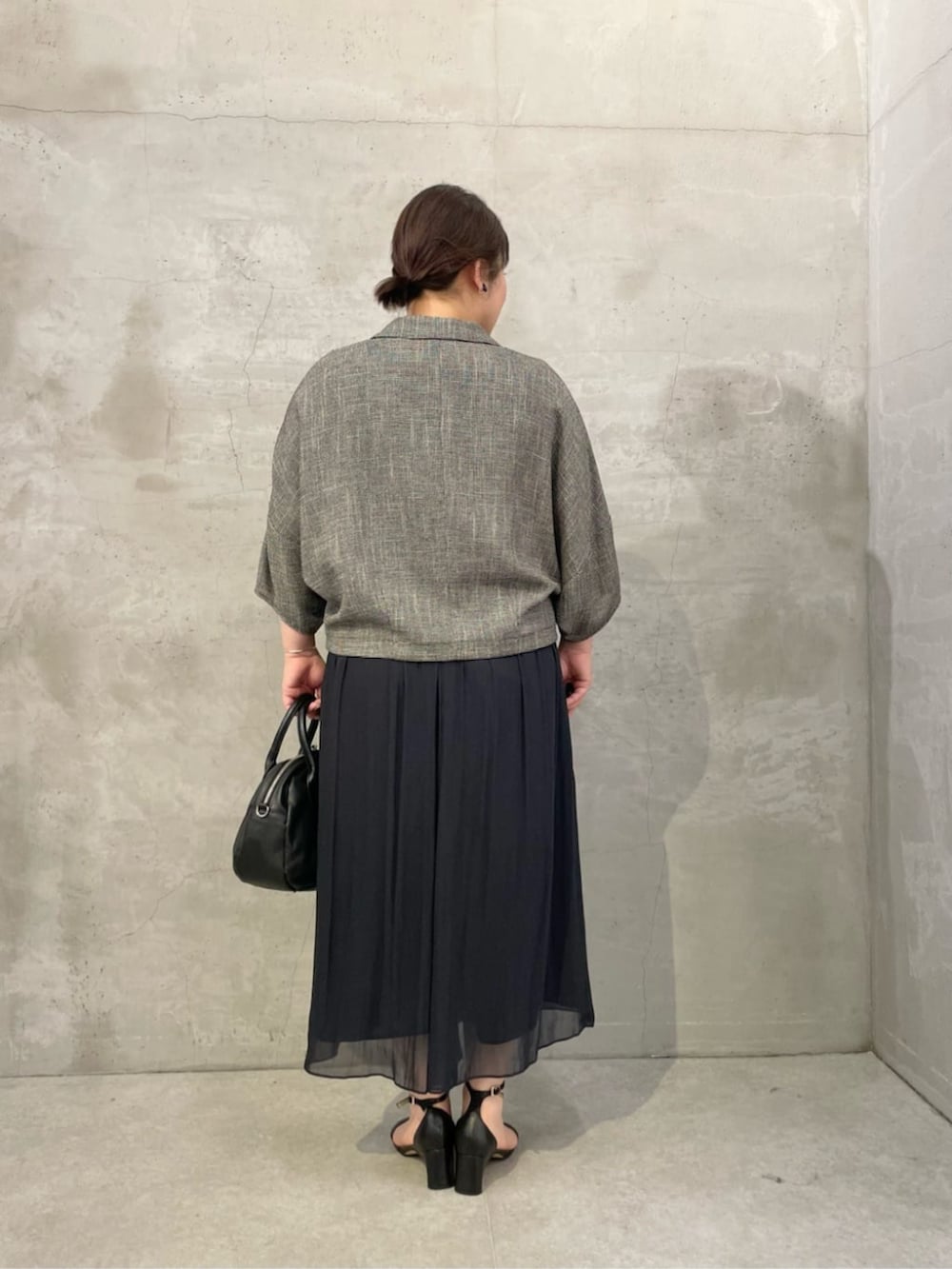 ブラック系のボストンバッグ、ブラック系のその他パンツ、ベージュ系のテーラードジャケットを着用したレディースの春コーディネートの3枚目の写真