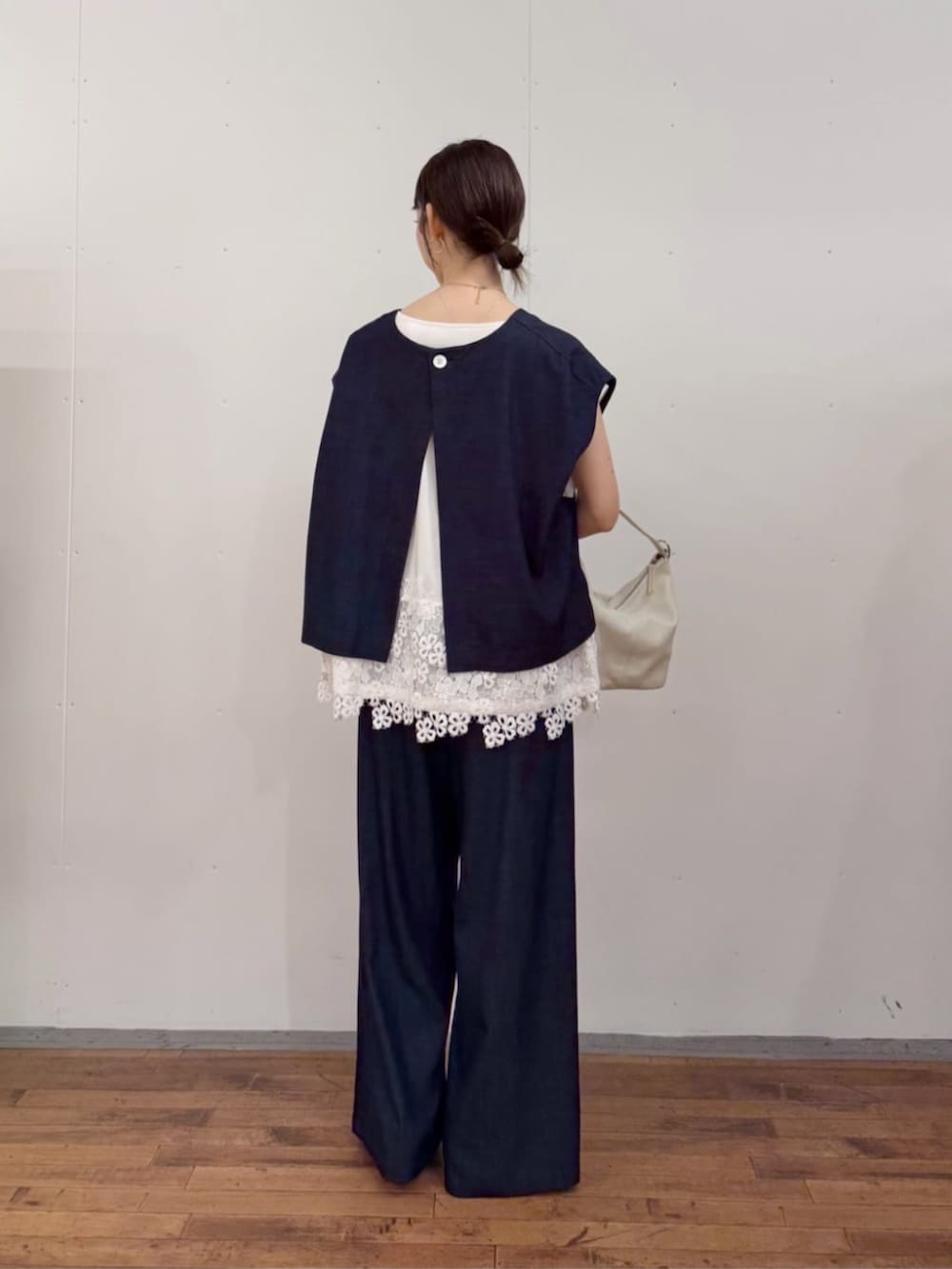 ブルー系のシャツ/ブラウス、ブルー系のその他パンツ、ホワイト系のTシャツ/カットソーを着用したレディースの冬コーディネートの3枚目の写真