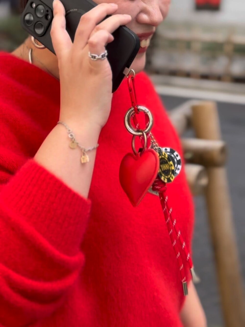 レッド系のニット/セーター、レッド系のチャームを着用したレディースの秋コーディネートの3枚目の写真