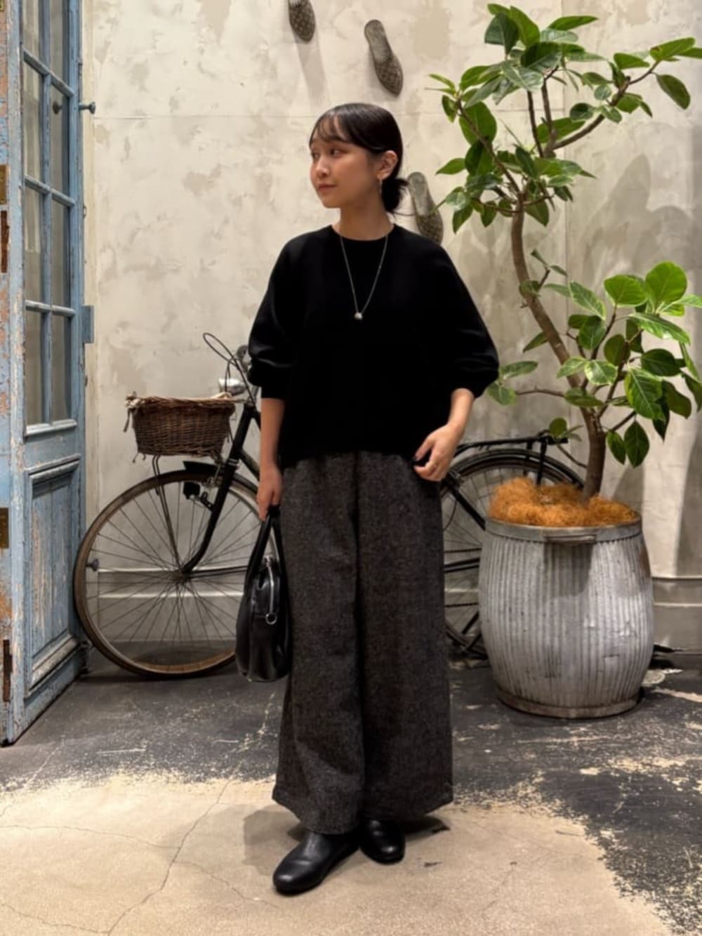 ブラック系のニット/セーター、グレー系のその他パンツを着用したレディースの夏コーディネートの9枚目の写真