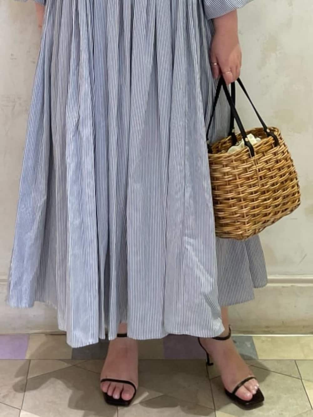 ブルー系のワンピースを着用したレディースの冬コーディネートの5枚目の写真