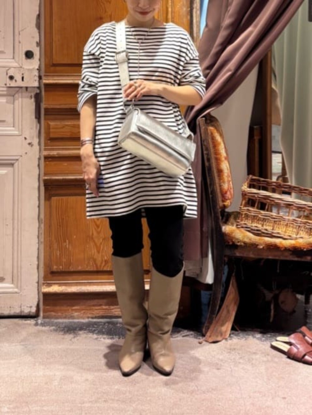 ブラック系のその他パンツ、ブルー系のTシャツ/カットソー、シルバー系のショルダーバッグを着用したレディースの冬コーディネートの5枚目の写真