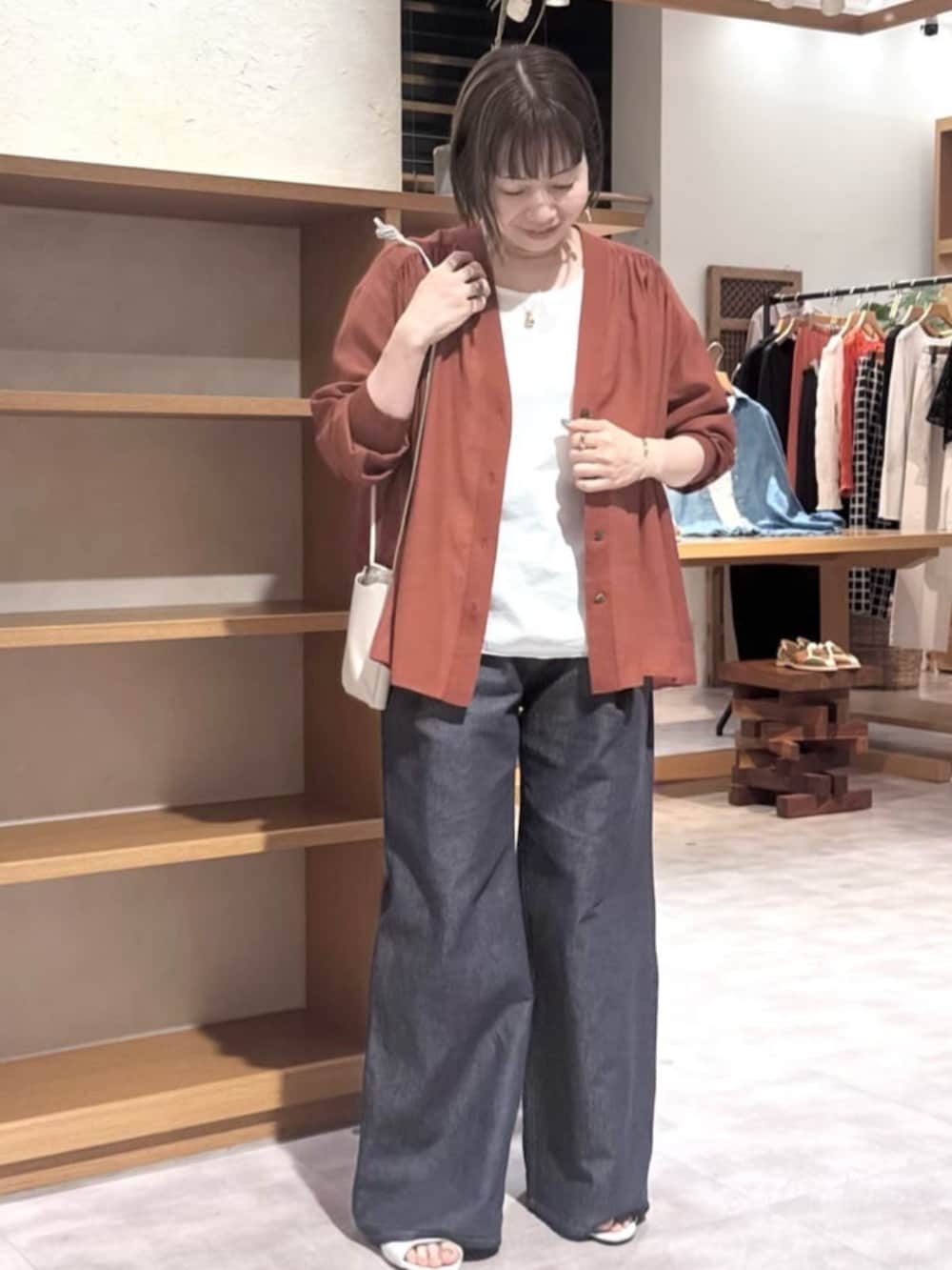 ホワイト系のシャツ/ブラウス、レッド系のシャツ/ブラウス、ブルー系のその他パンツを着用したレディースの春コーディネートの2枚目の写真