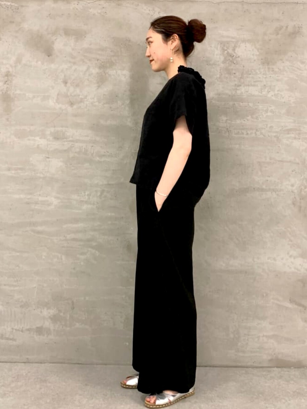 ブラック系のシャツ/ブラウス、ブラック系のその他パンツを着用したレディースの春コーディネートの3枚目の写真