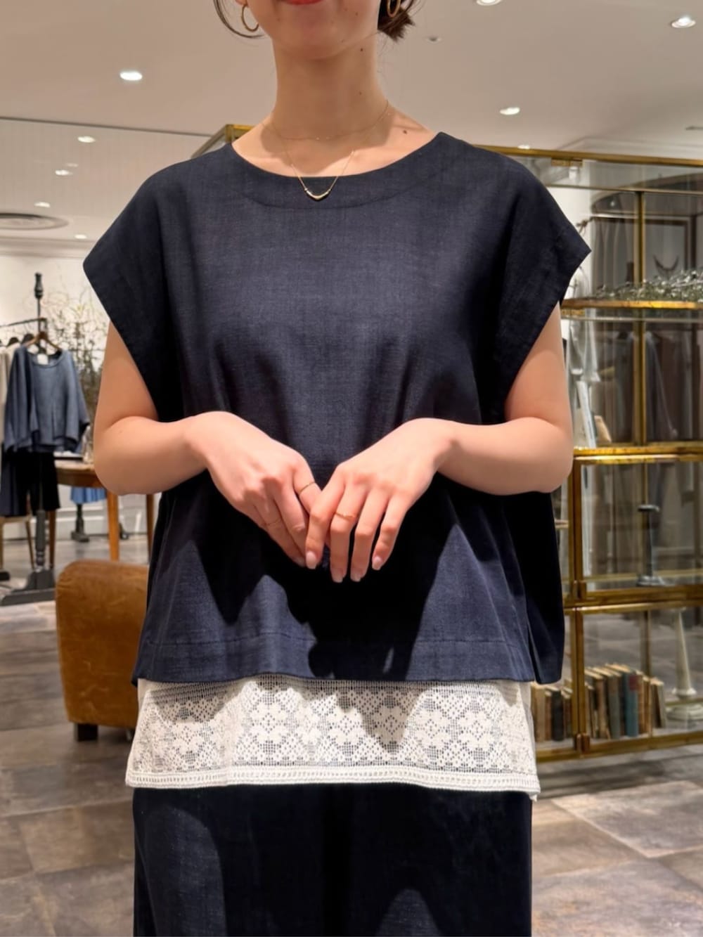ブルー系のシャツ/ブラウス、ブラック系のショルダーバッグ、ホワイト系のシャツ/ブラウスを着用したレディースの春コーディネートの4枚目の写真