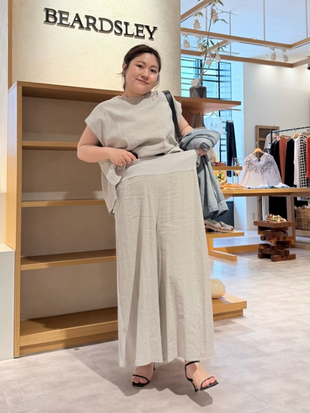 ホワイト系のシャツ/ブラウス、グレー系のシャツ/ブラウス、グレー系のその他パンツを着用したレディースの春コーディネートの4枚目の写真