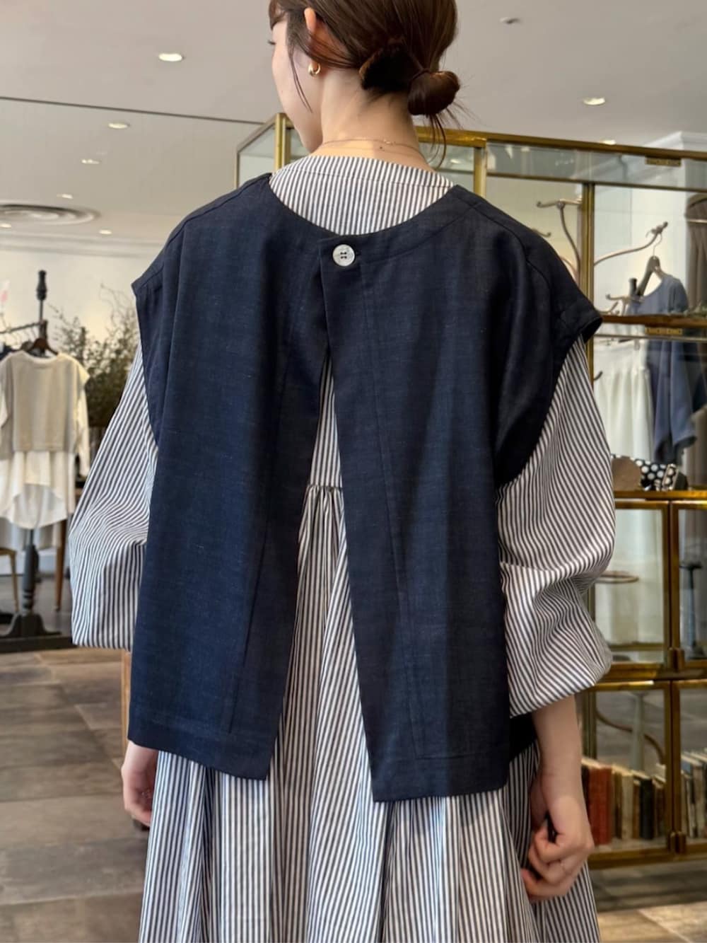 ブルー系のシャツ/ブラウス、ブルー系のワンピースを着用したレディースの春コーディネートの5枚目の写真