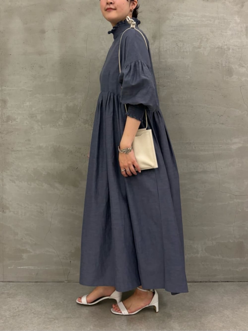 グレー系のワンピースを着用したレディースの冬コーディネートの3枚目の写真