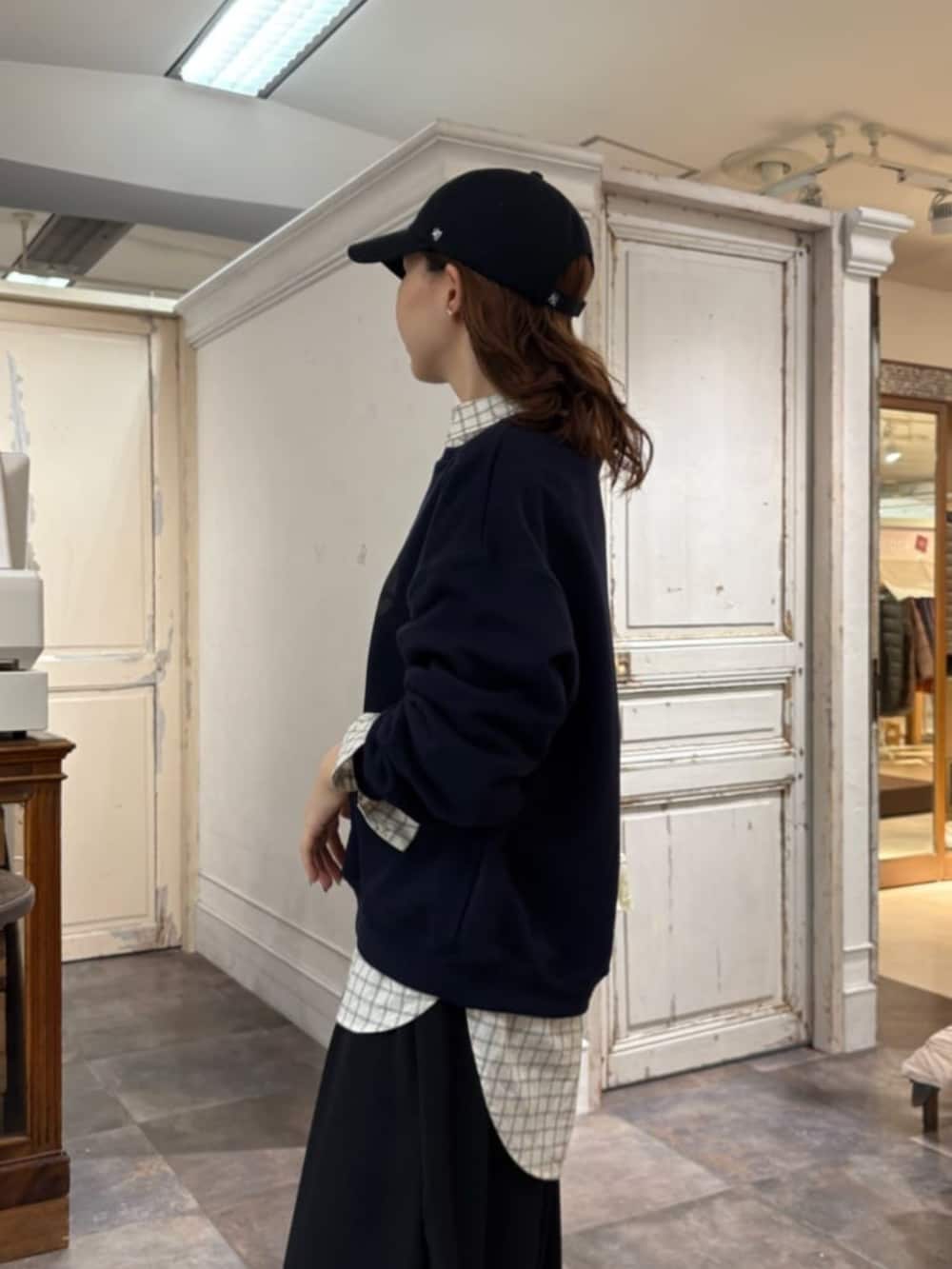 ホワイト系のシャツ/ブラウス、ブラック系のその他パンツ、ブルー系のTシャツ/カットソーを着用したレディースの冬コーディネートの7枚目の写真