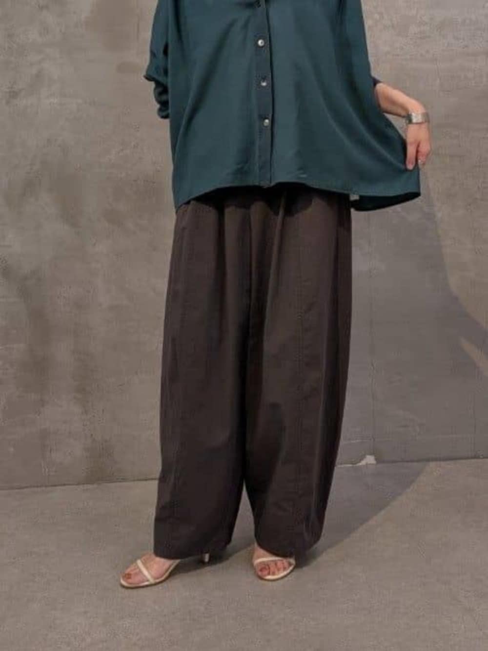 ホワイト系のトートバッグ、グレー系のその他パンツ、グリーン系のシャツ/ブラウスを着用したレディースの春コーディネートの7枚目の写真