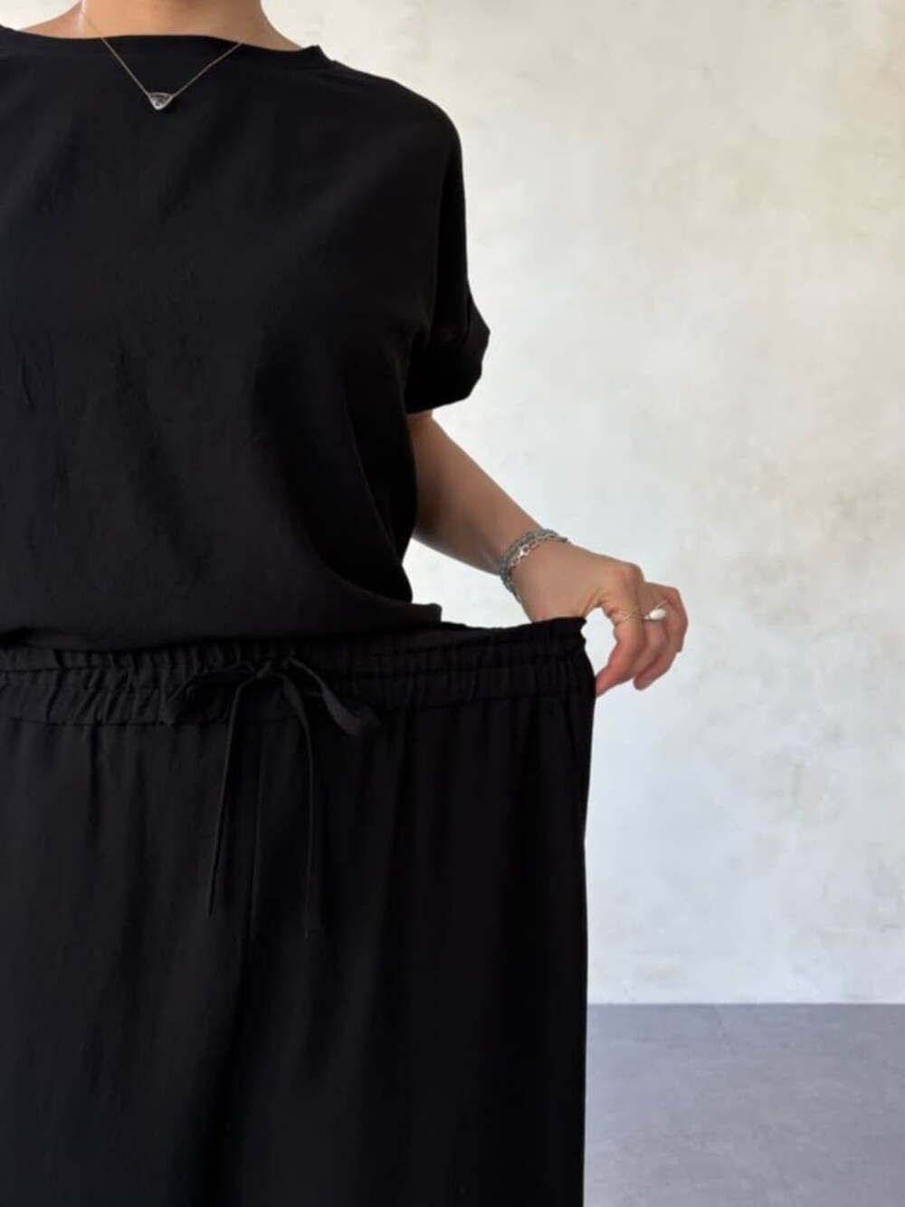 ブラック系のシャツ/ブラウス、ブラック系のその他パンツを着用したレディースの春コーディネートの7枚目の写真