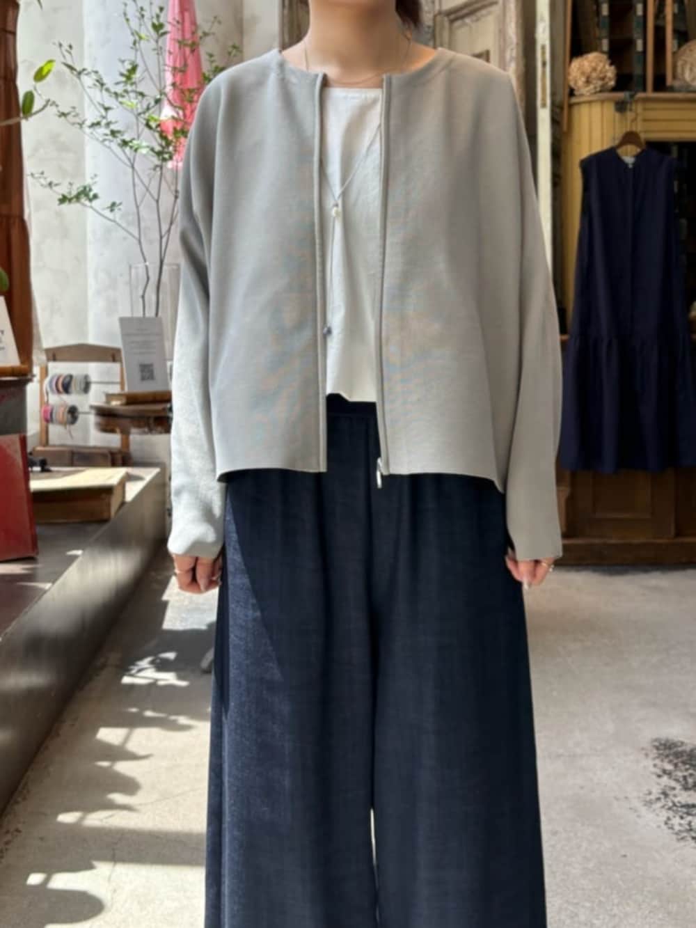 ホワイト系のシャツ/ブラウス、ブルー系のその他パンツ、グレー系のカーディガン/ボレロを着用したレディースの秋コーディネートの5枚目の写真