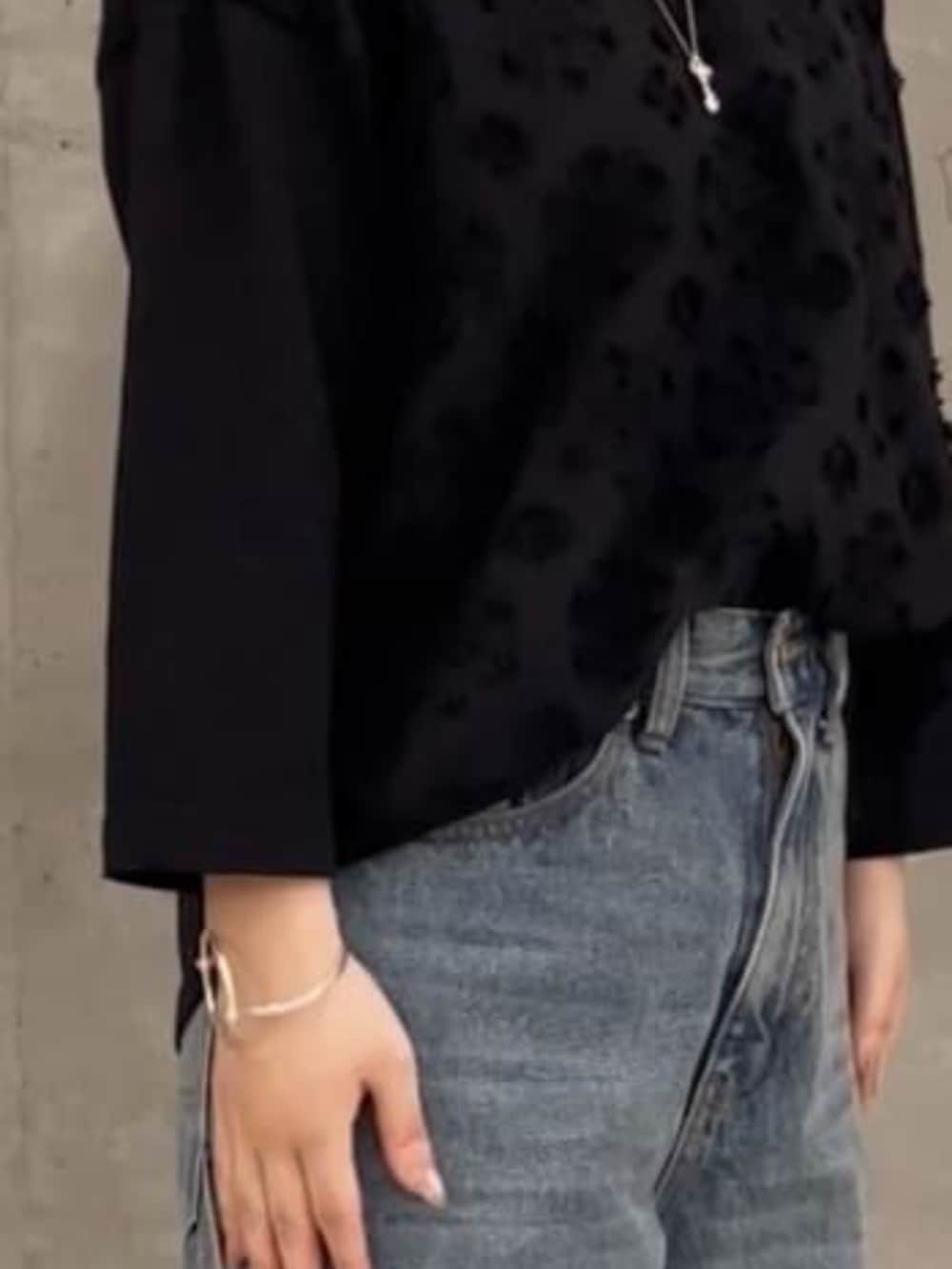 ブルー系のその他パンツ、ブラック系のTシャツ/カットソーを着用したレディースの夏コーディネートの6枚目の写真