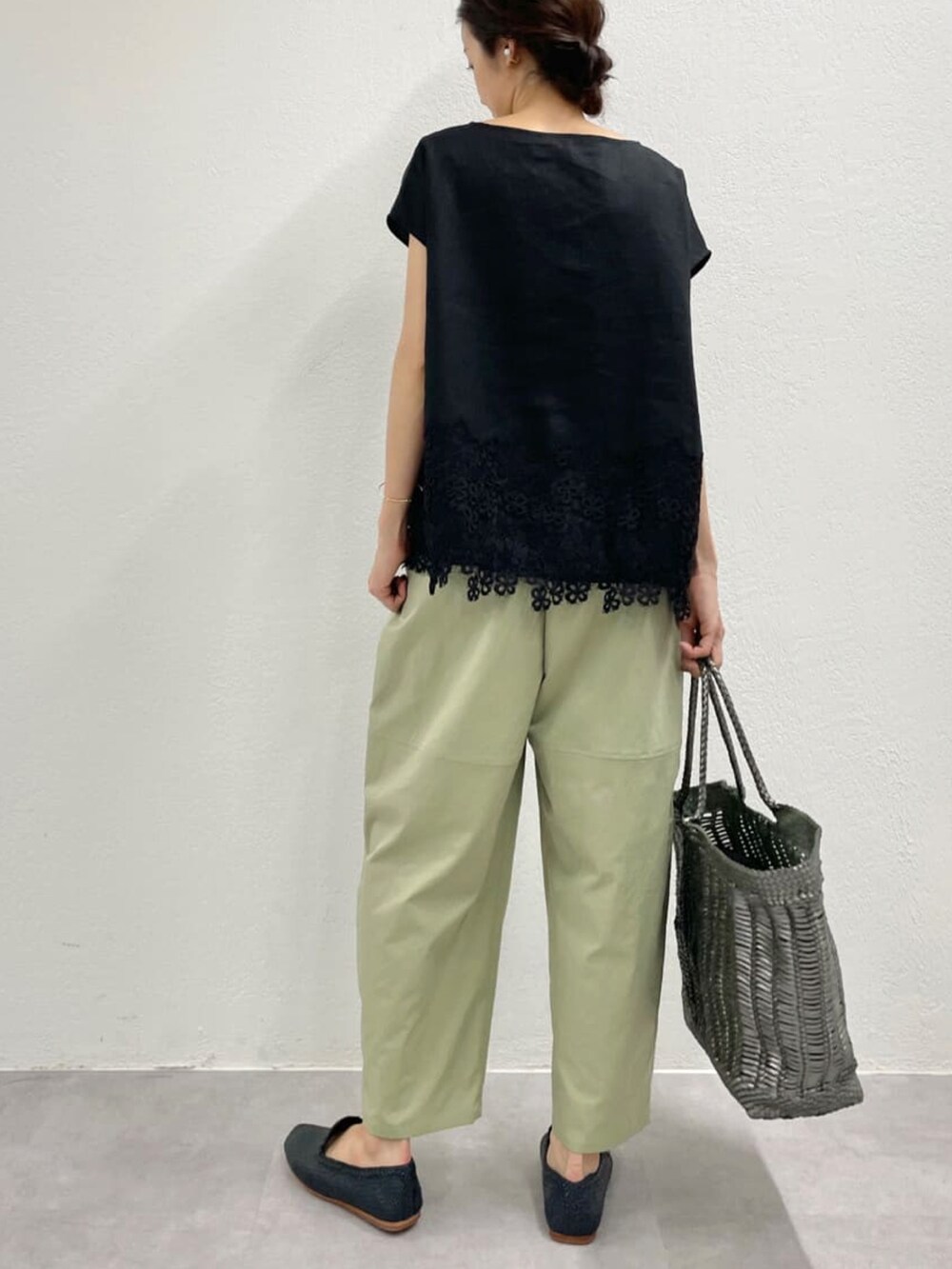 ブラック系のシャツ/ブラウス、ブルー系のその他シューズを着用したレディースの春コーディネートの3枚目の写真