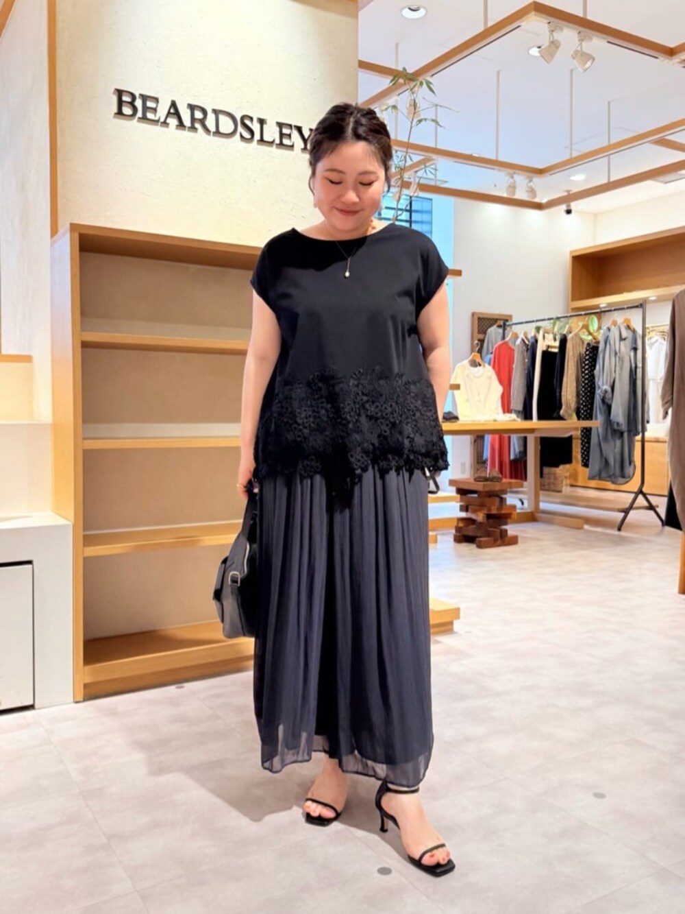 ブラック系のその他パンツ、ブラック系のTシャツ/カットソーを着用したレディースの春コーディネートの3枚目の写真