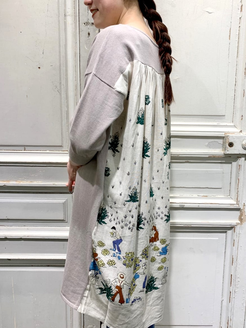 ベージュ系のニット/セーター、ブルー系のデニムパンツ、ベージュ系のトートバッグを着用したレディースの春コーディネートの2枚目の写真