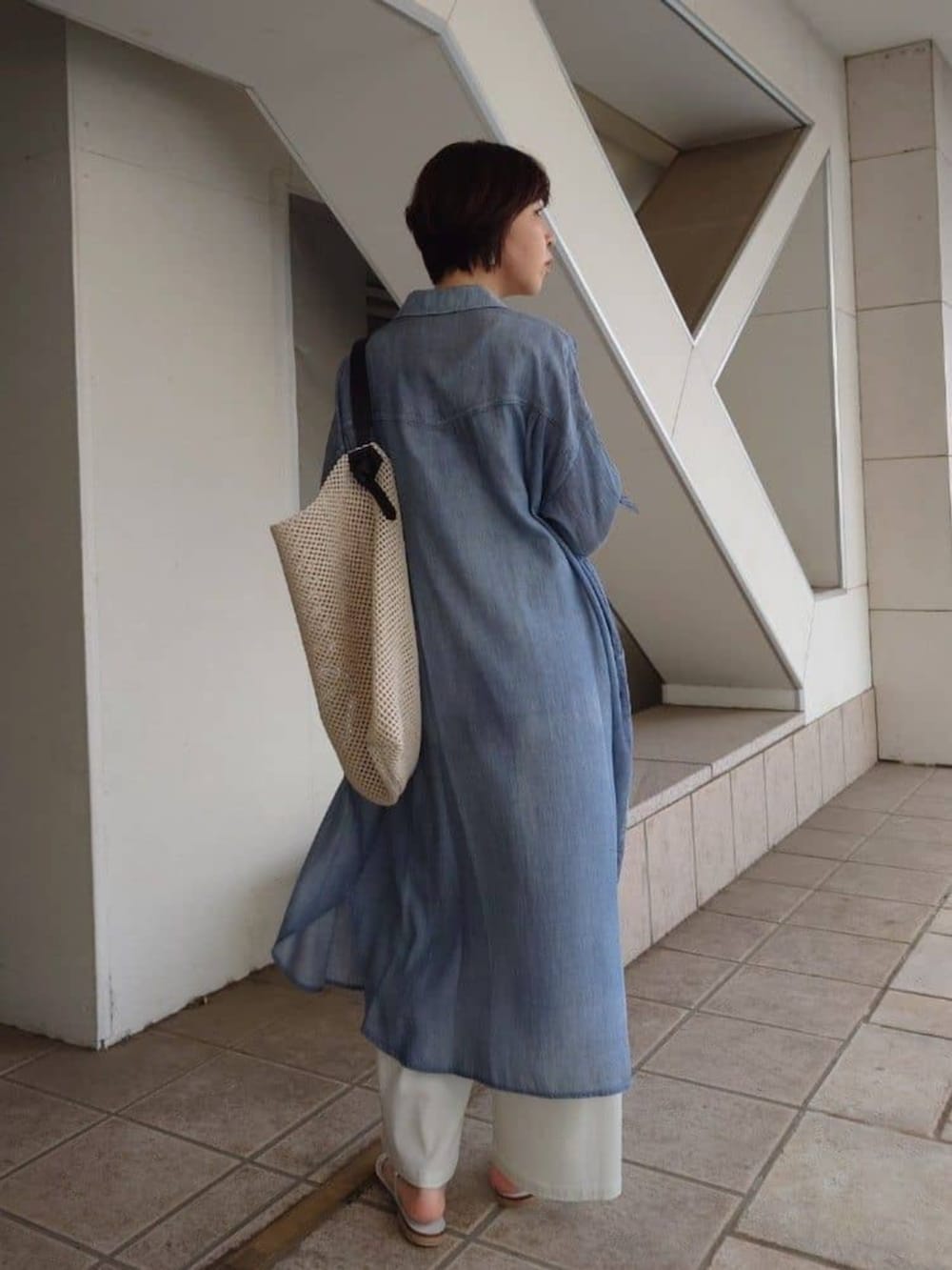 ブルー系のワンピースを着用したレディースの冬コーディネートの5枚目の写真