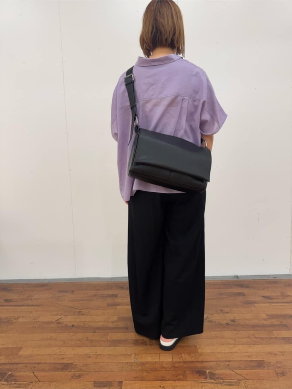 ブラック系のその他パンツ、ホワイト系のサンダル、ブラック系のショルダーバッグを着用したレディースの春コーディネートの3枚目の写真