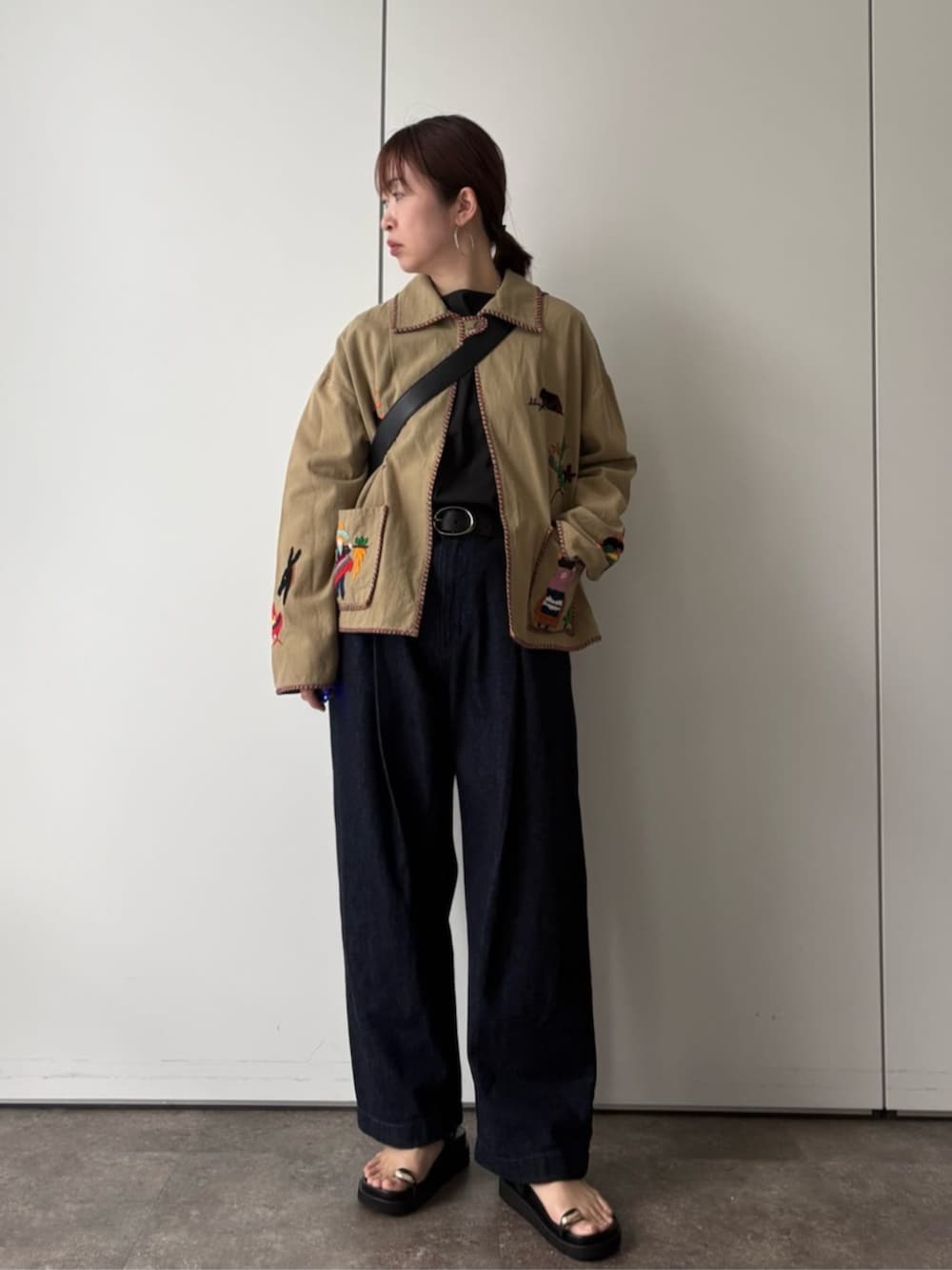 ベージュ系のその他アウター、ブラック系のショルダーバッグ、ブラック系のサンダルを着用したレディースの冬コーディネートの3枚目の写真