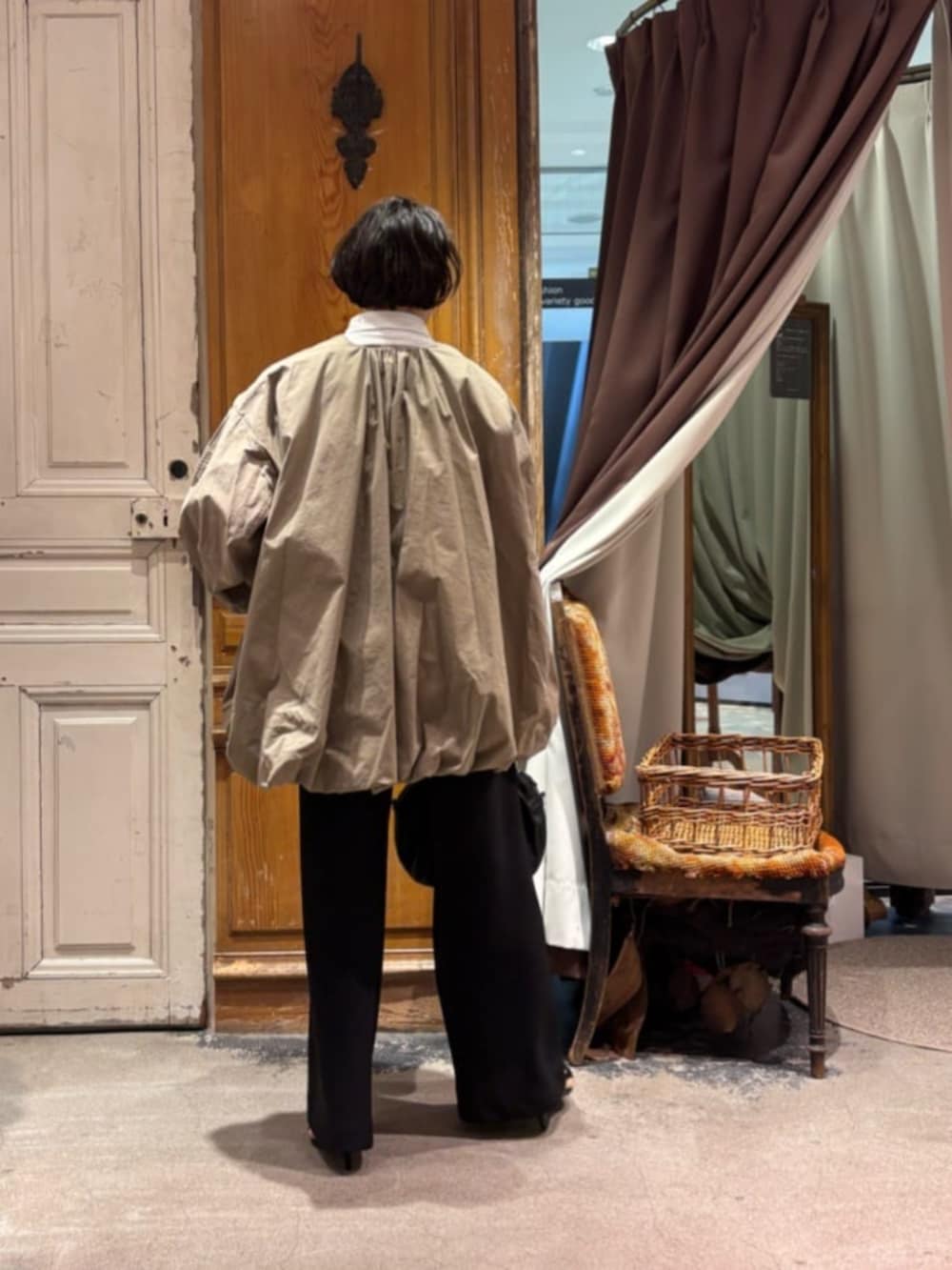 ブラック系のボストンバッグ、ホワイト系のシャツ/ブラウス、ブラック系のその他パンツを着用したレディースの春コーディネートの4枚目の写真