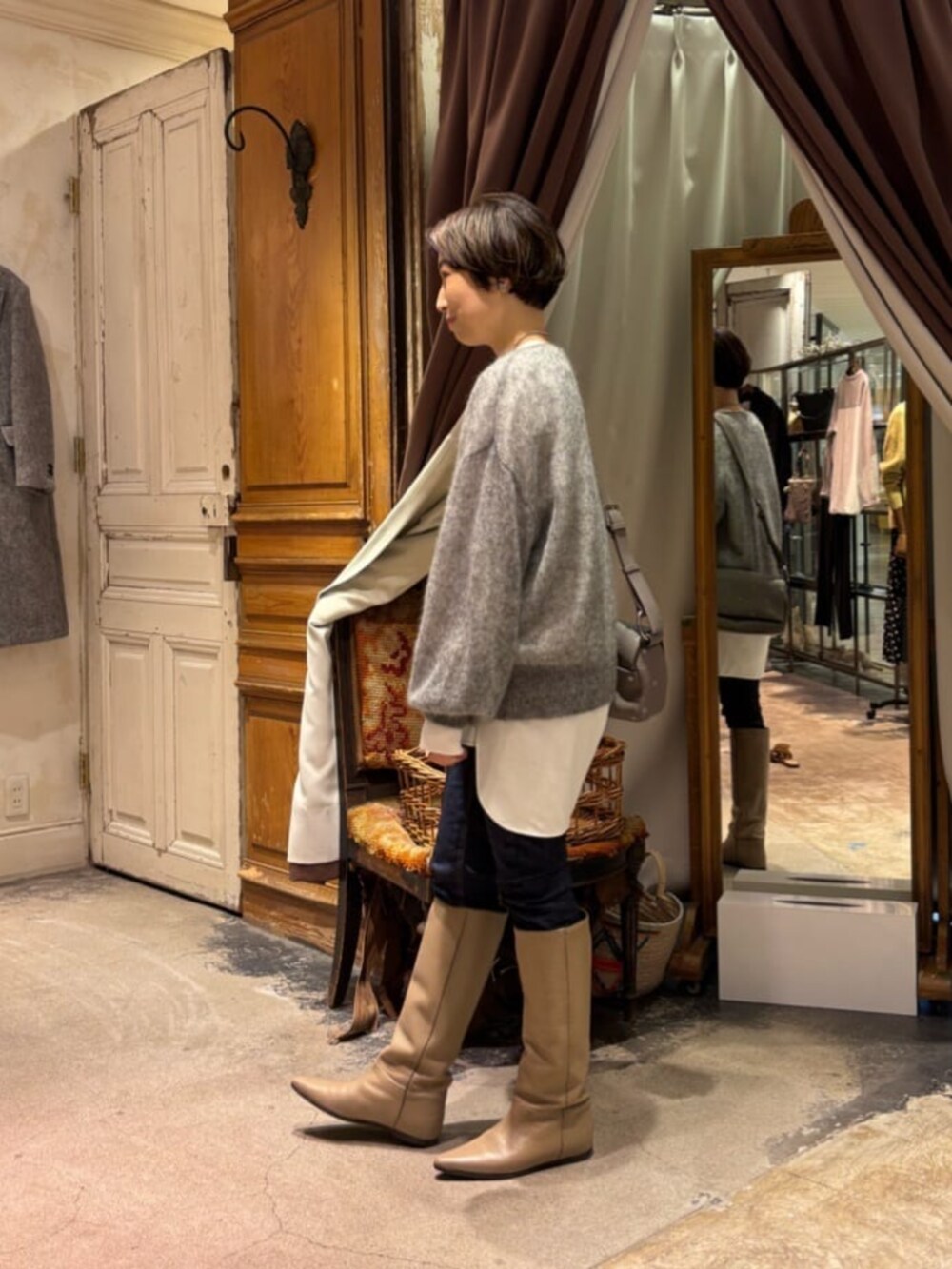 ホワイト系のシャツ/ブラウス、ブルー系のデニムパンツ、グレー系のショルダーバッグを着用したレディースの冬コーディネートの6枚目の写真