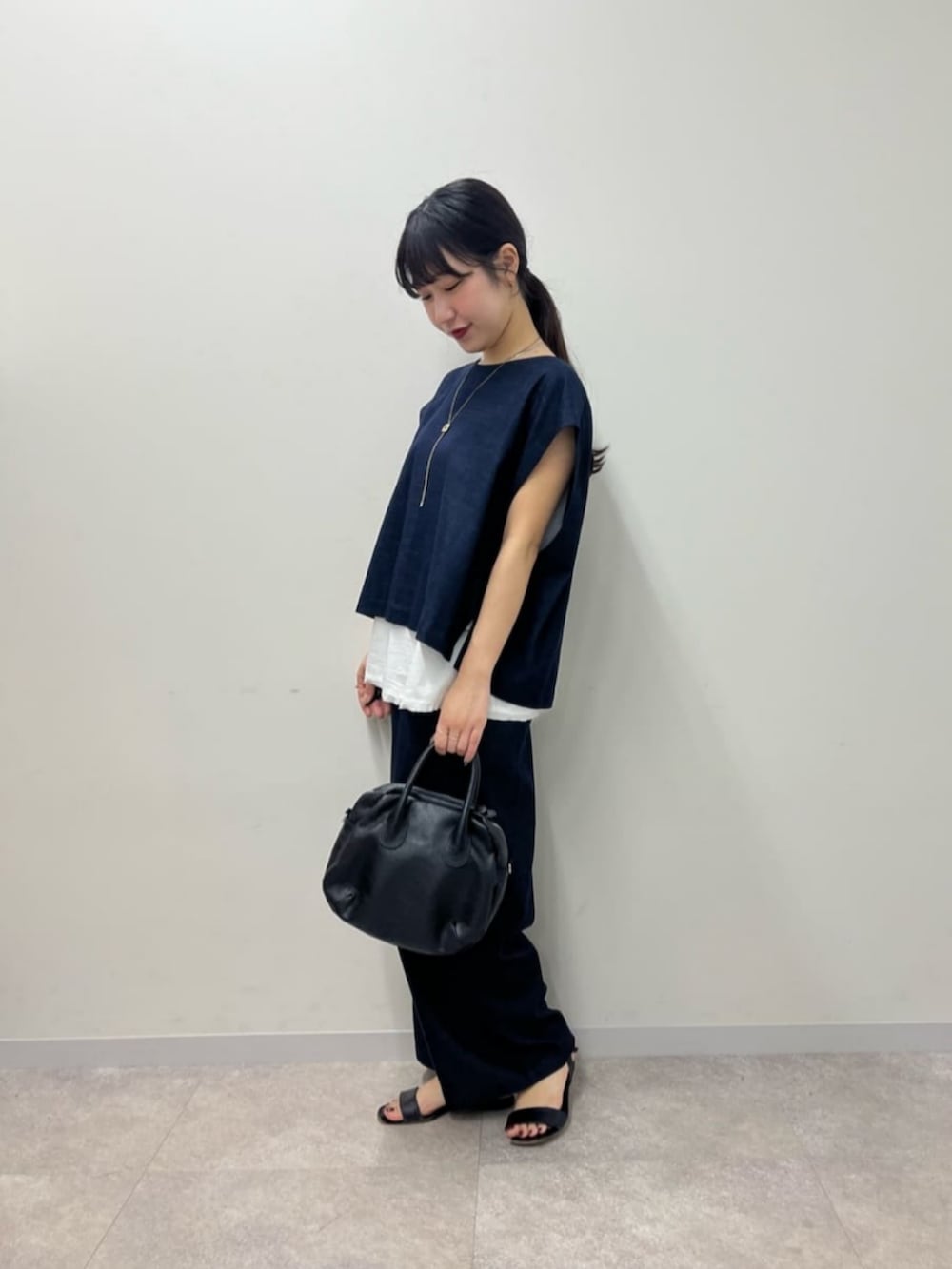 ブルー系のシャツ/ブラウス、ブルー系のその他パンツ、ブラック系のボストンバッグを着用したレディースの春コーディネートの3枚目の写真