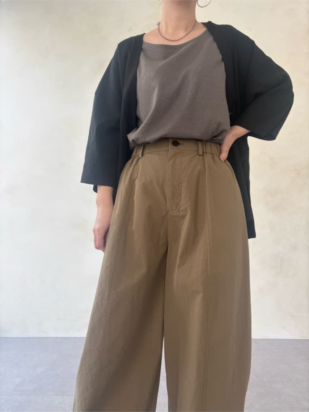 ブラック系のサンダル、イエロー系のその他パンツ、ブラウン系のキャミソールを着用したレディースの冬コーディネートの5枚目の写真