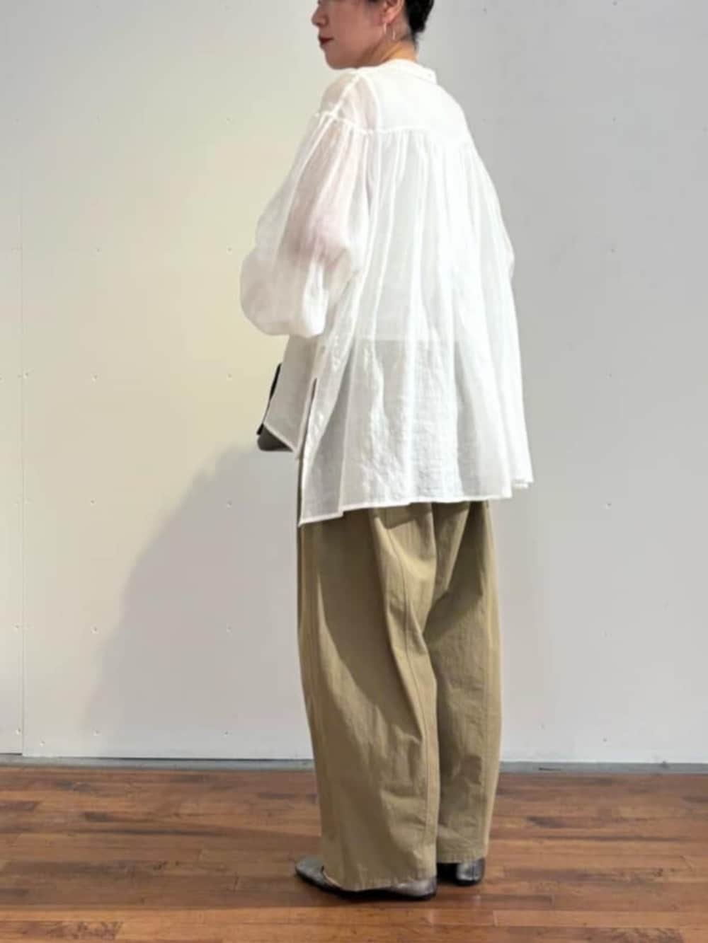 イエロー系のその他パンツ、ホワイト系のシャツ/ブラウスを着用したレディースの春コーディネートの5枚目の写真