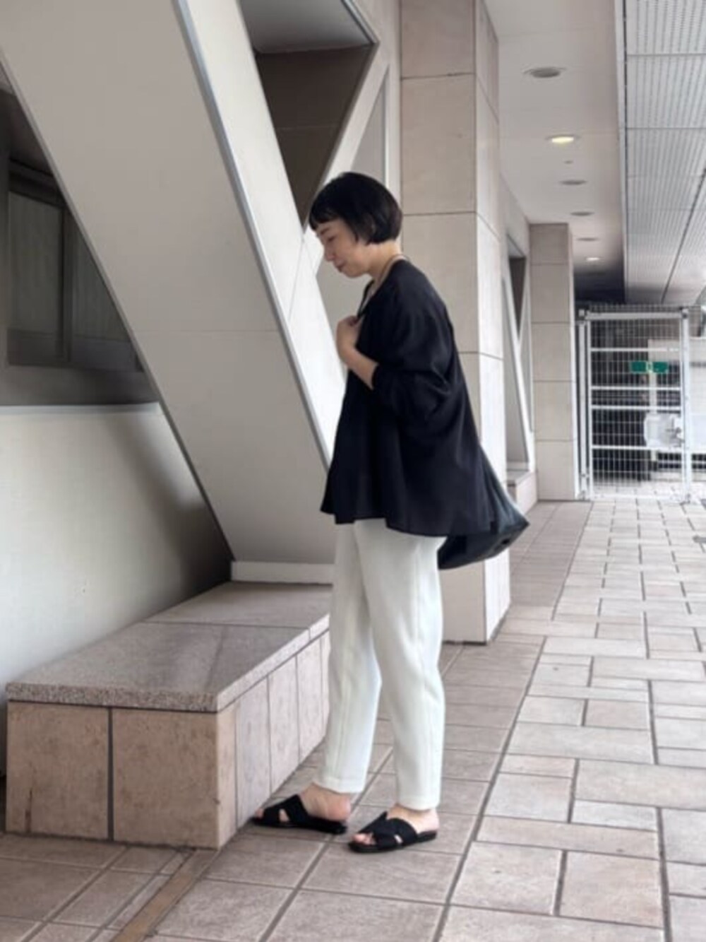 ブラック系のシャツ/ブラウス、ホワイト系のシャツ/ブラウス、ホワイト系のその他パンツを着用したレディースの春コーディネートの5枚目の写真