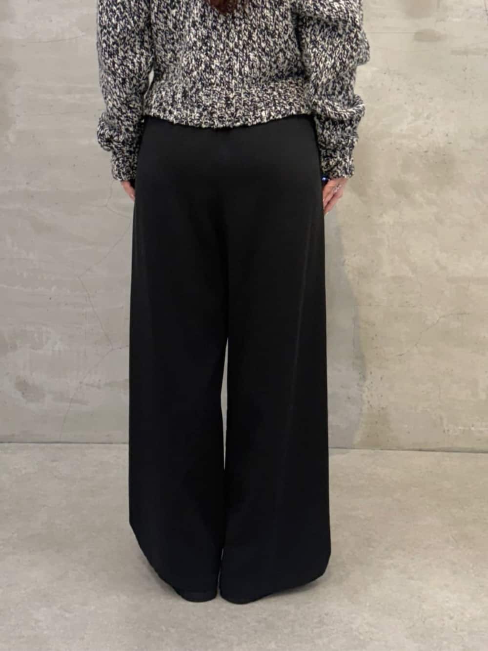 ブラック系のその他パンツ、ブラック系のショルダーバッグ、ブラック系のカーディガン/ボレロを着用したレディースの秋コーディネートの9枚目の写真